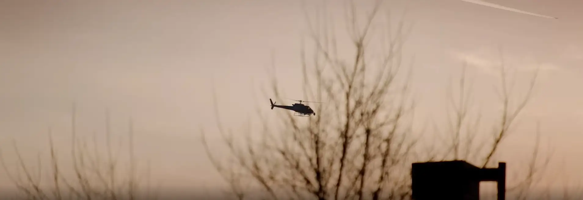 The series interviews police officers who investigated the cases.