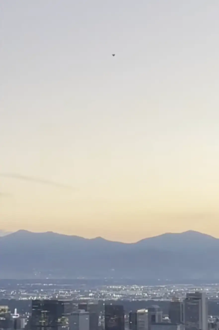 A slightly better video capture of the 'UFO'.