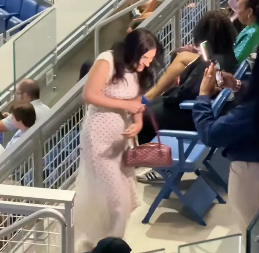 Another video shows a woman posing for images during a game (TikTok/@katticuspfinch)