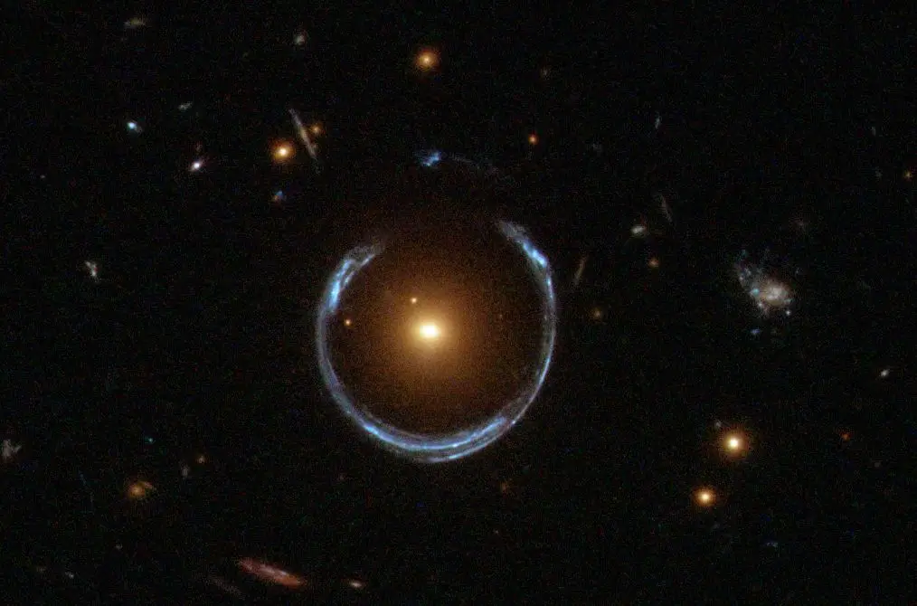 This massive black hole exists in the Cosmic Horseshoe galaxy, which is much larger than the Milky Way (Public Domain)