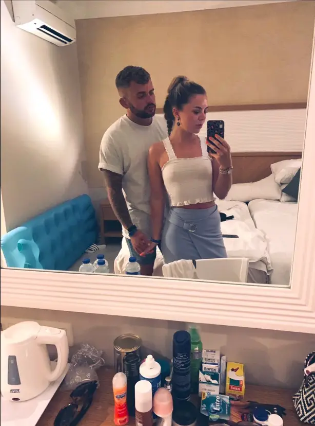 Not quite the set-up for the family album... (X/@_k3lsxo)