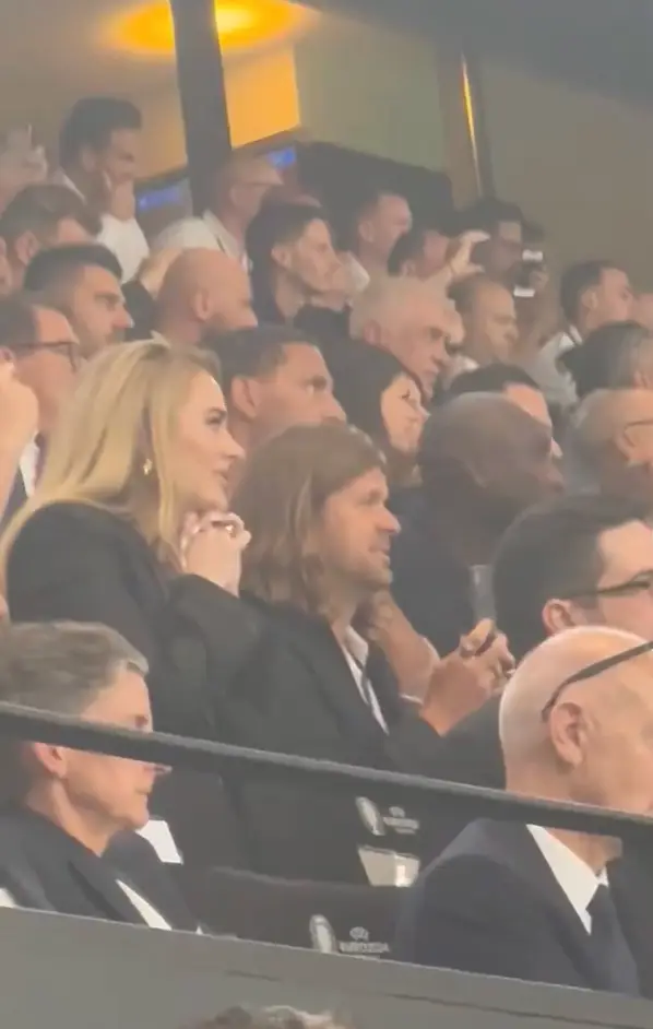 The star watched on as Kane took the pen. ( X/ @oliverpocher)