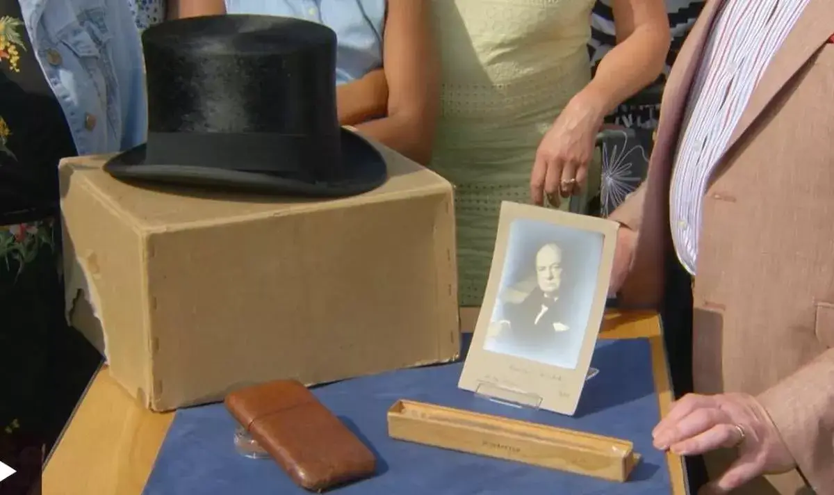 Antiques Roadshow expert Mark Smith valued the items at £10,000 (BBC)