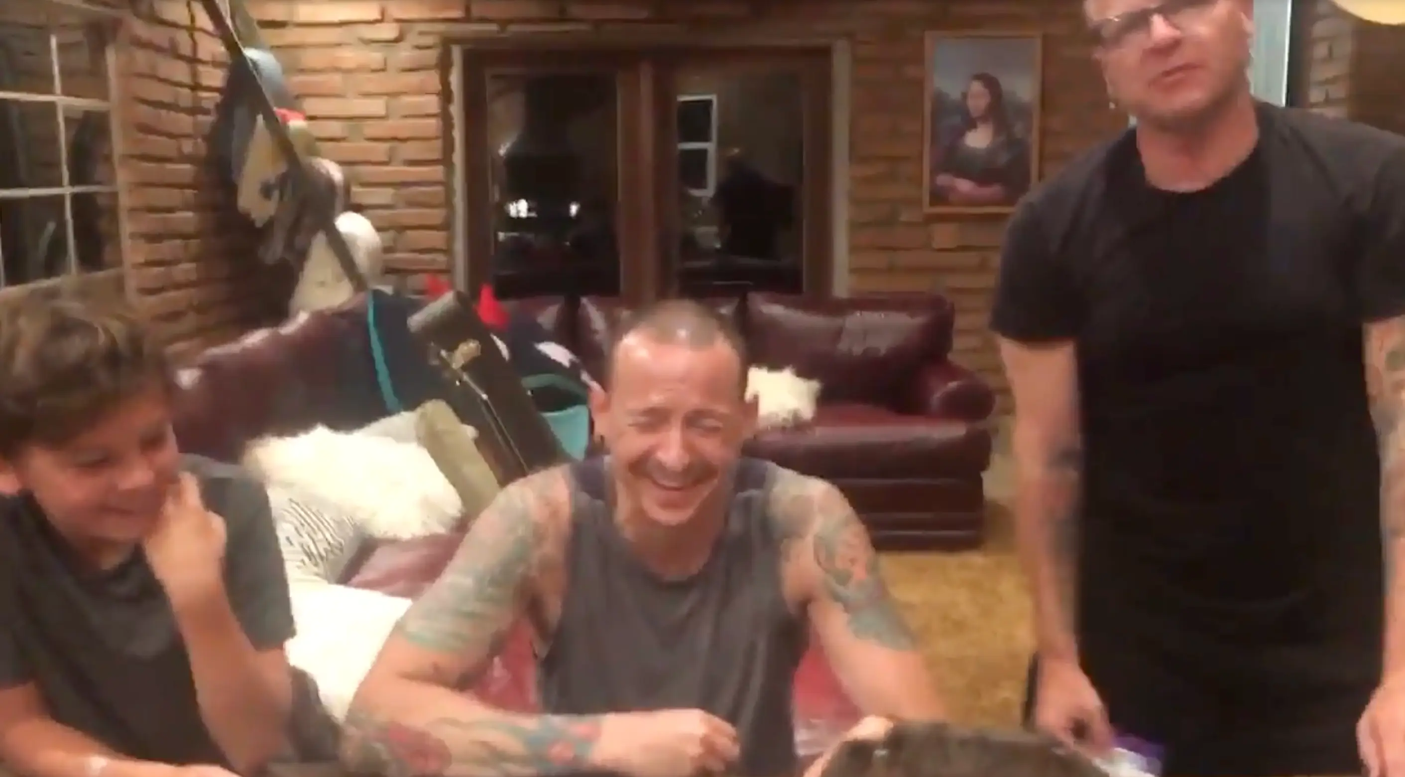 Bennington can be seen enjoying a family games night in the video (X/TalindaB)