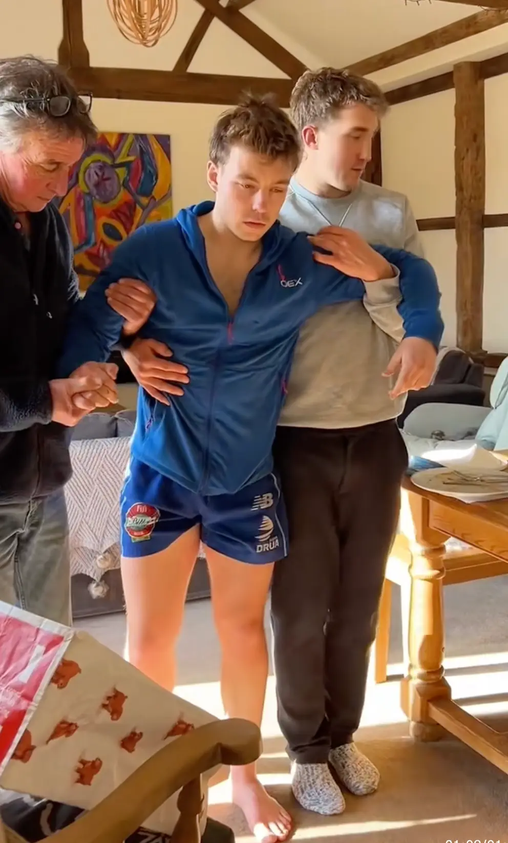 Thankfully, his friends were around to give him a hand (TikTok/@milepie)