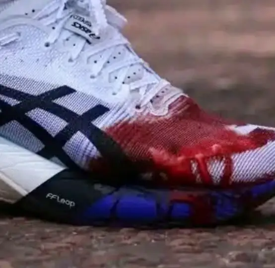 She said her foot felt like it 'exploded' shortly after the halfway point (Instagram/@eilishmccolgan)