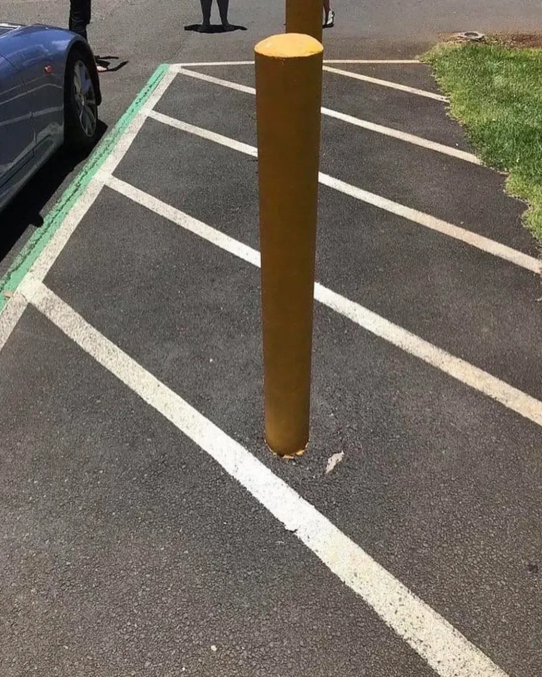 The phenomena happens when the sun is directly overhead (Reddit