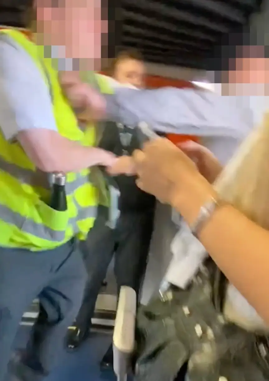 Clearly, the airport staff had enough (TikTok/emilyathertonn)