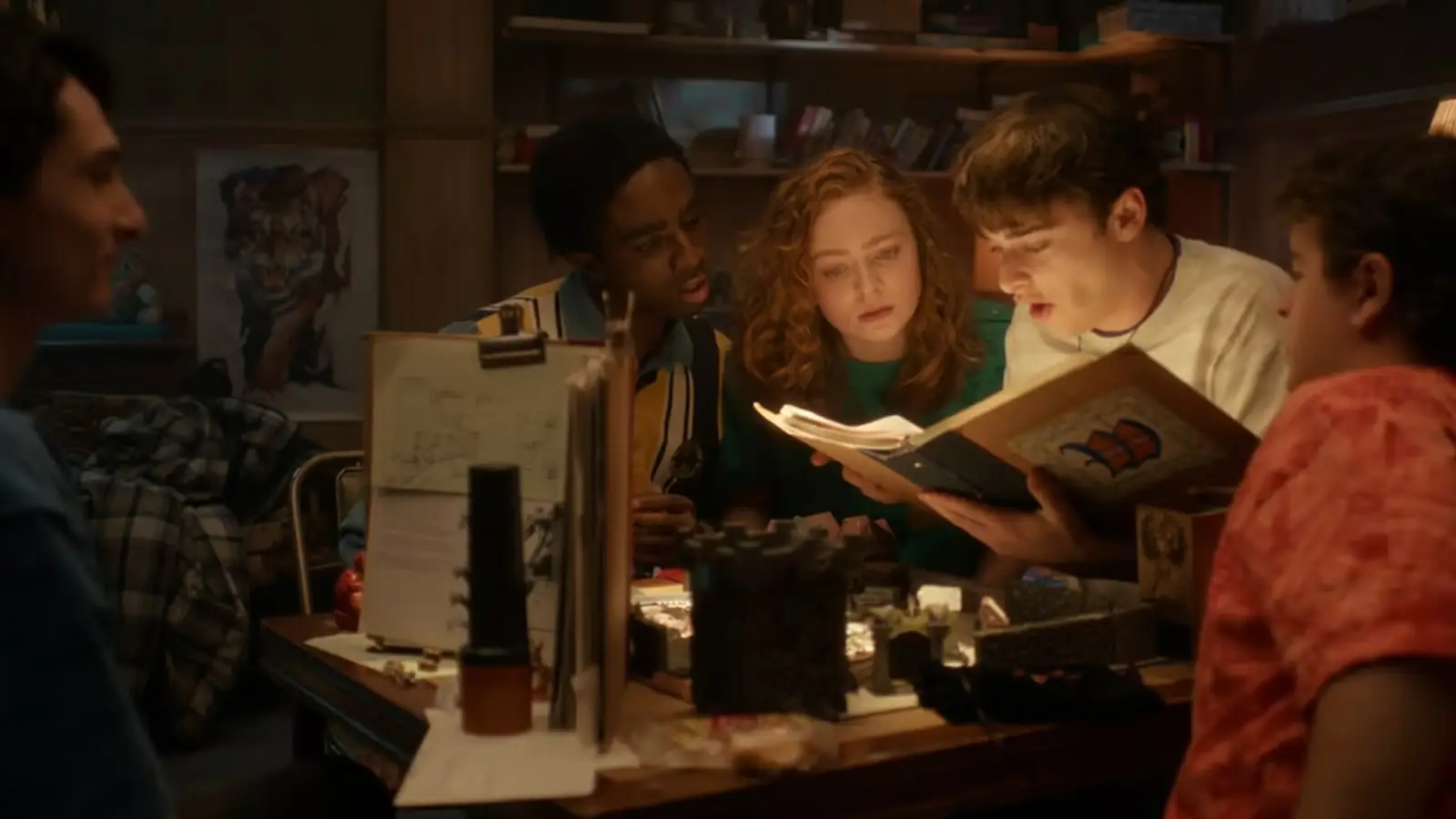 During a final Dungeons and Dragons campaign, Mike shares an alternate ending for Eleven (Netflix)