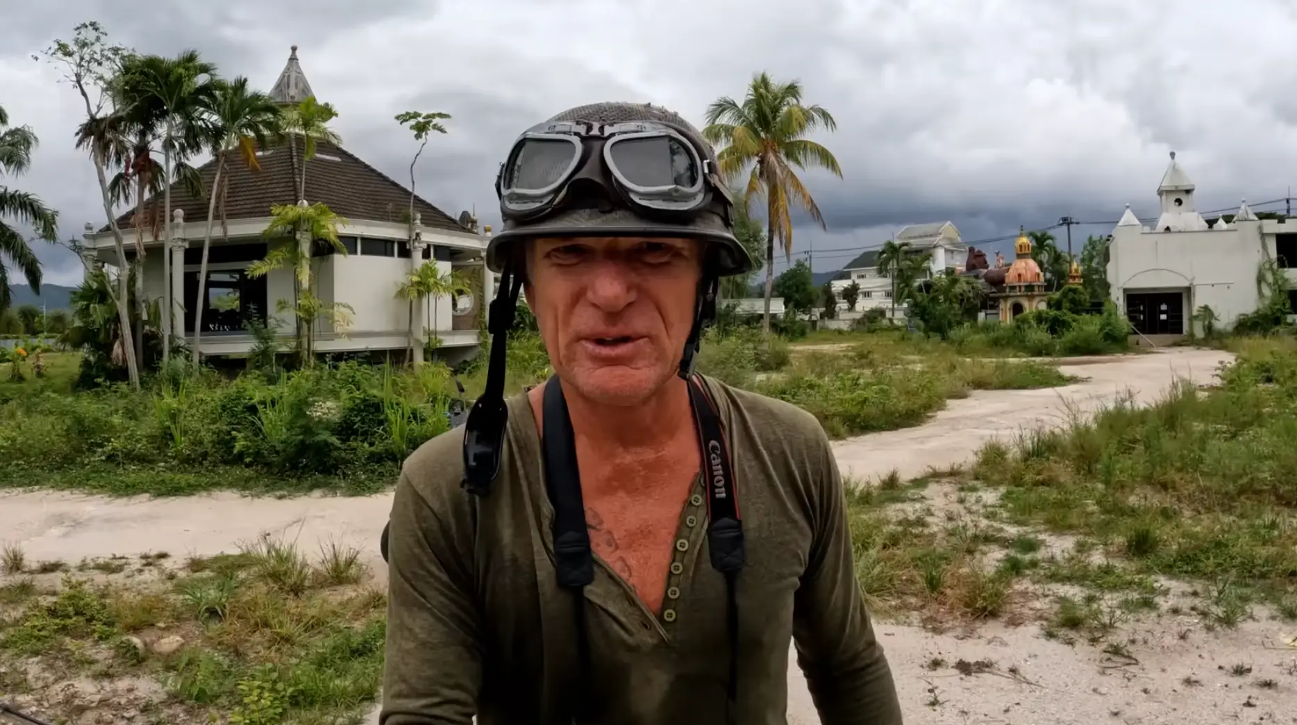 Sean King discovered he wasn't alone while exploring an abandoned zoo in Thailand (YouTube/SeanKing5150)