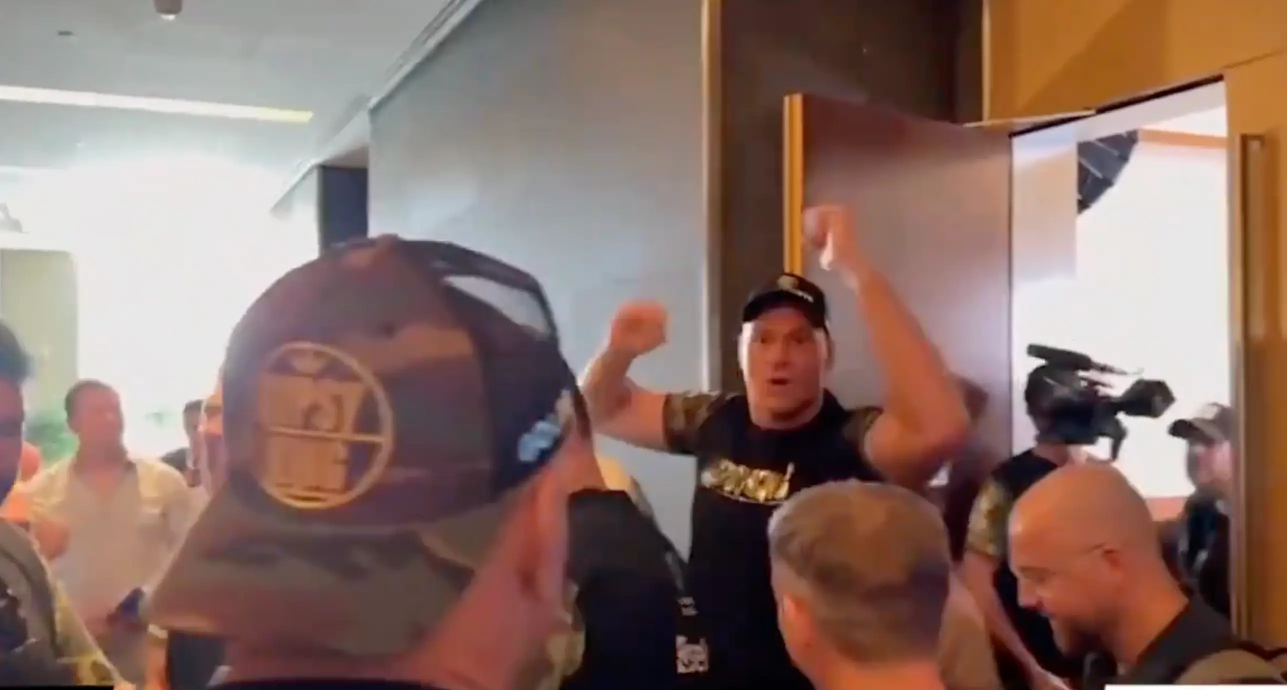 Tyson's reaction to his dad's injury was captured by a spectator (X/@_muhammadzain1)