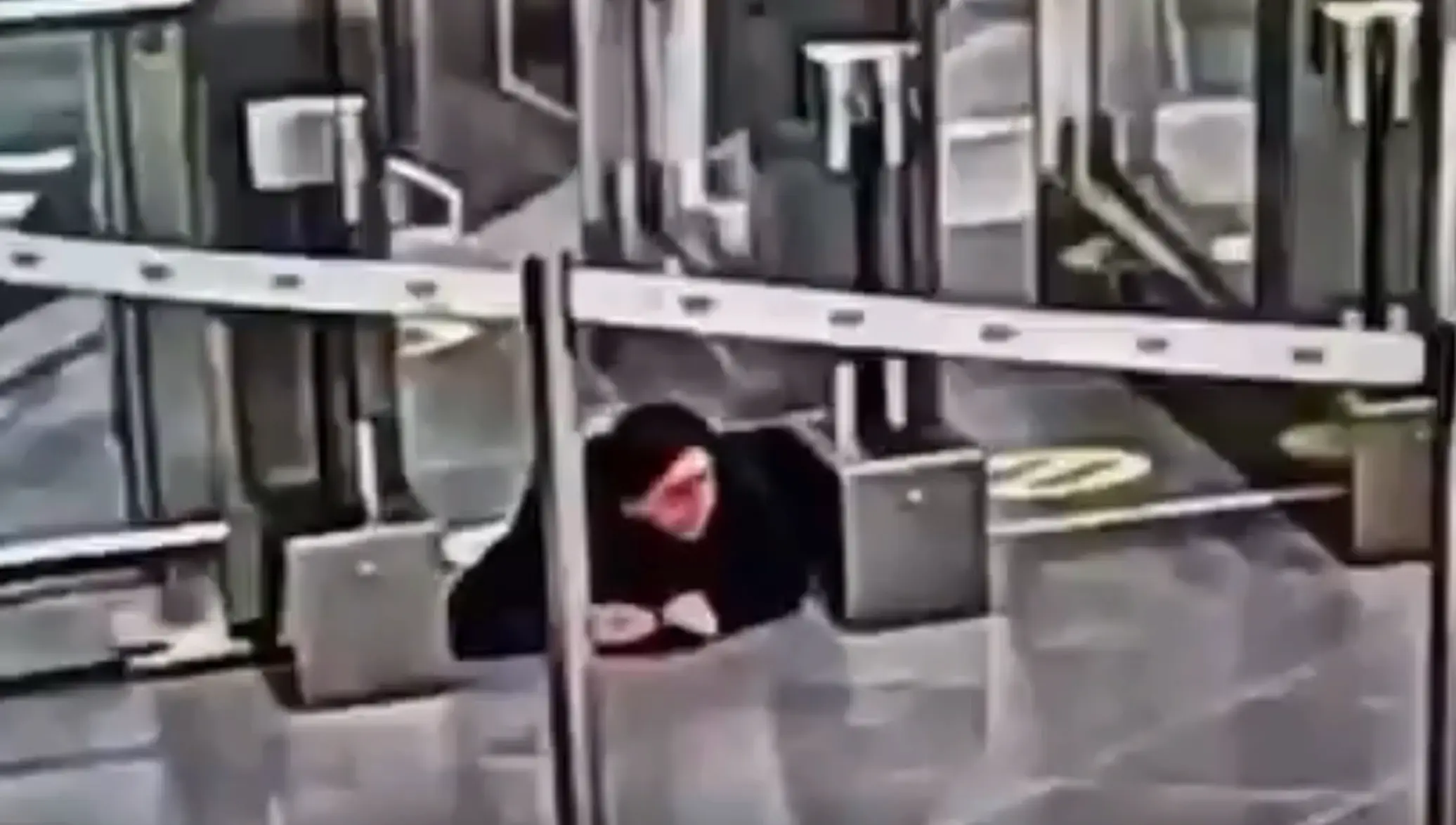 After clearing the gate the woman continued to crawl along the floor (CZ/newsX)