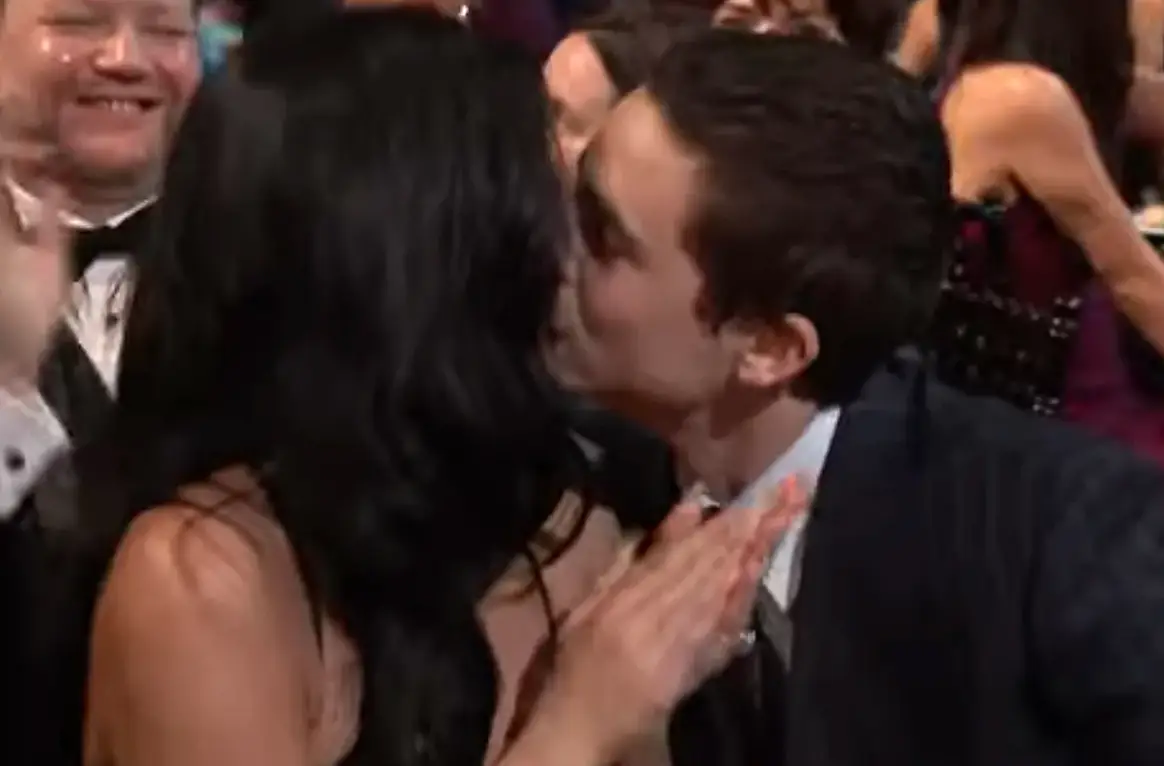 The pair shared a kiss as Chalamet's name was announced. (E!)