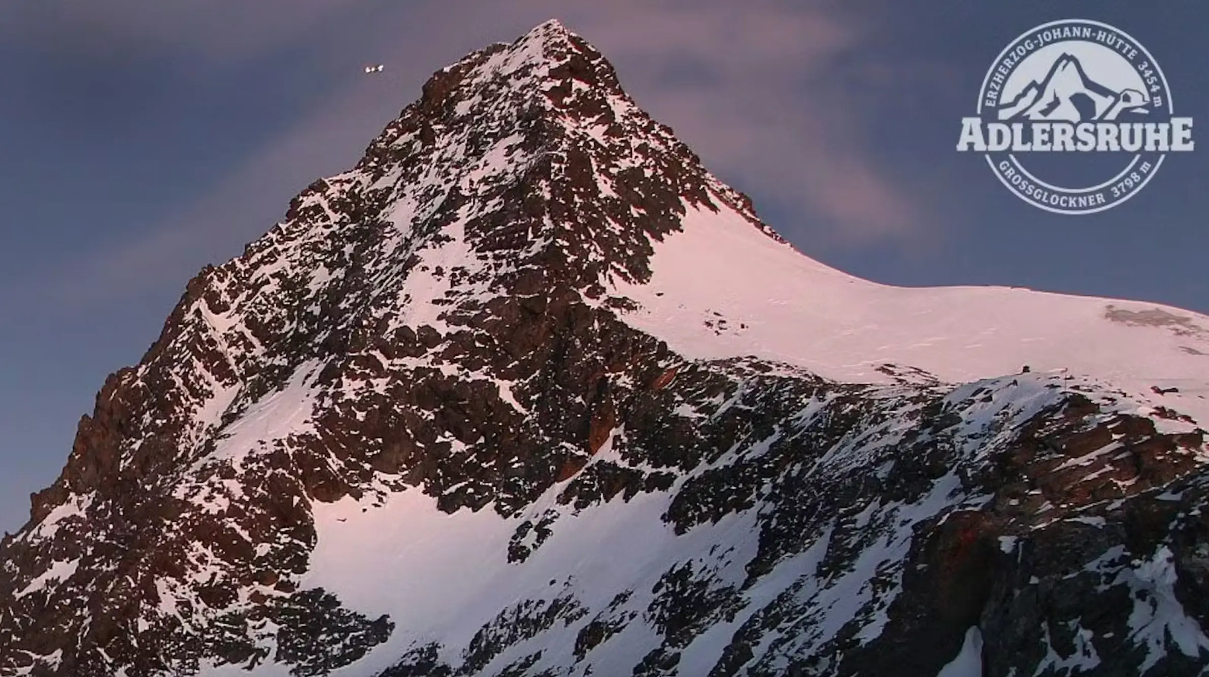 Another shot shows the helicopter overhead (foto-webcam.eu)