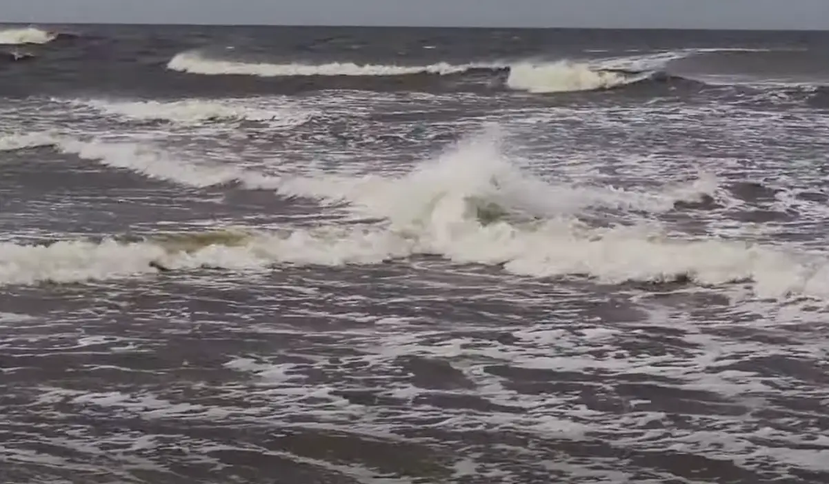 The cross waves have caused shipwrecks.