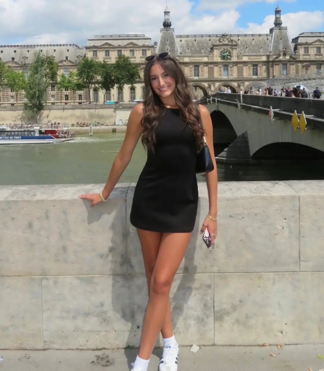 People reckon she's grown up to be a dead ringer for her on-screen parents Aniston and Schwimmer (TikTok/@alexandraconleyy)