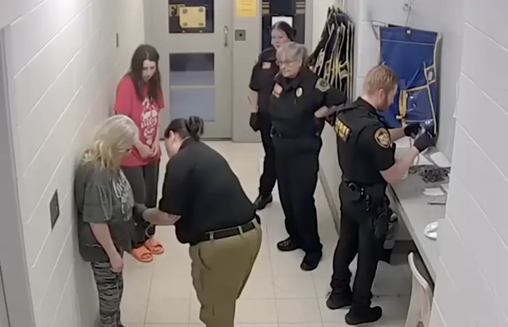 Elizabeth and Christina Siders are processed in jail (YouTube/CourtTV)