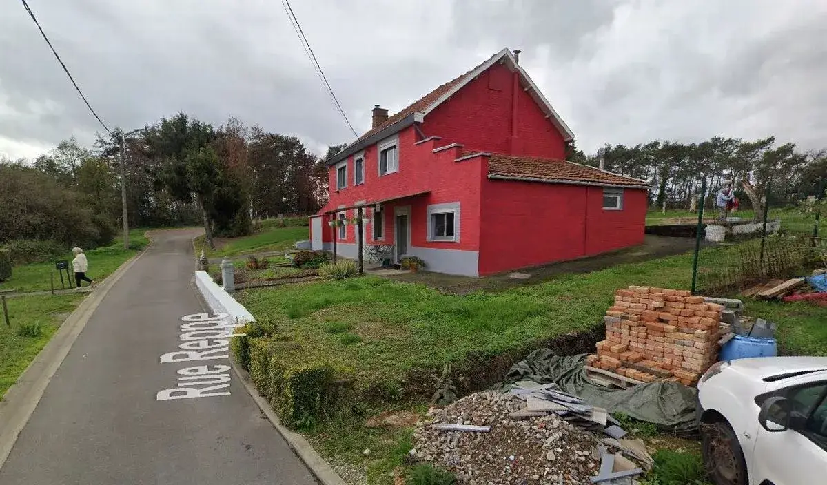 You can see Marcel putting up clothes in the garden (Google Maps)
