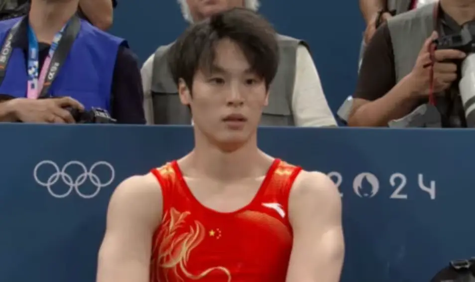 Chinese Olympic gymnast Su Weide was distraught after the mistakes. (BBC)