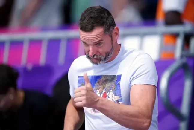 The First Dates star gave his daughter a thumbs up.