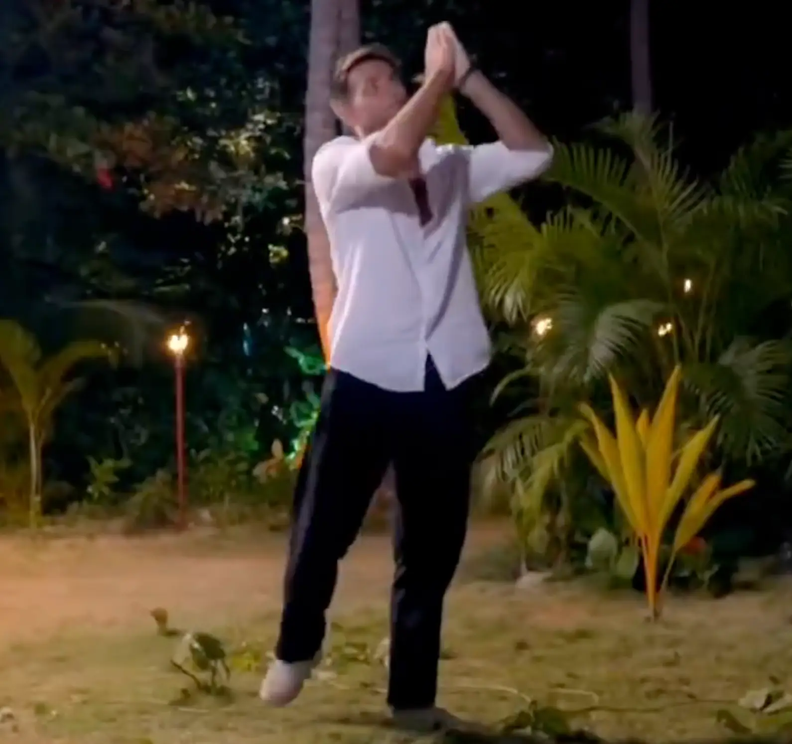 Montoya seemingly praying that she doesn't cheat on him a fourth time (Mitele)