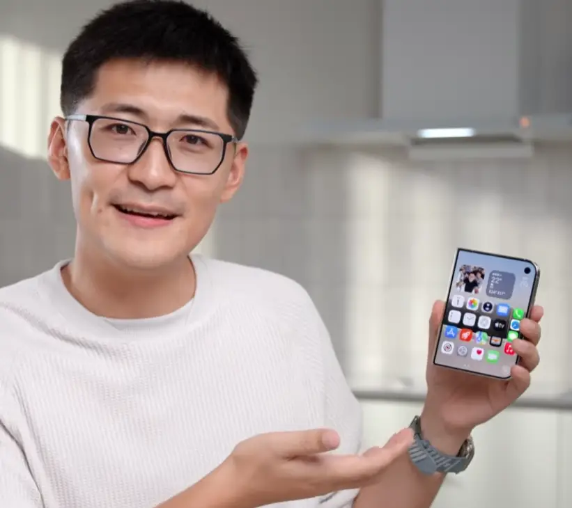 Tim Pan tested the new iPhone's flip capabilities (Tim Pan/YouTube)