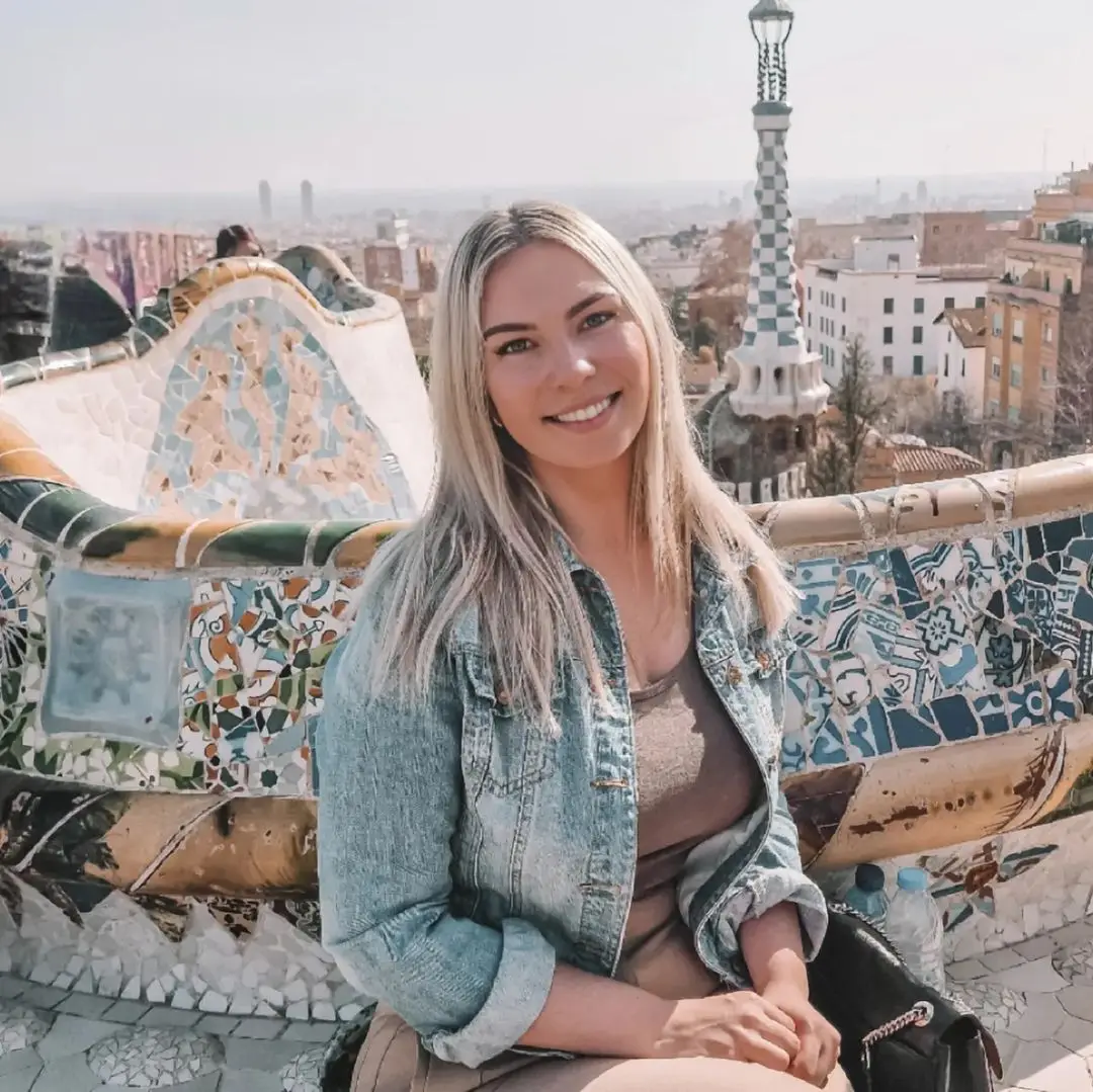 Cruise worker Lucy Sotherton has warned against sleeping with coworkers on board (Instagram/@cruisingascrew)