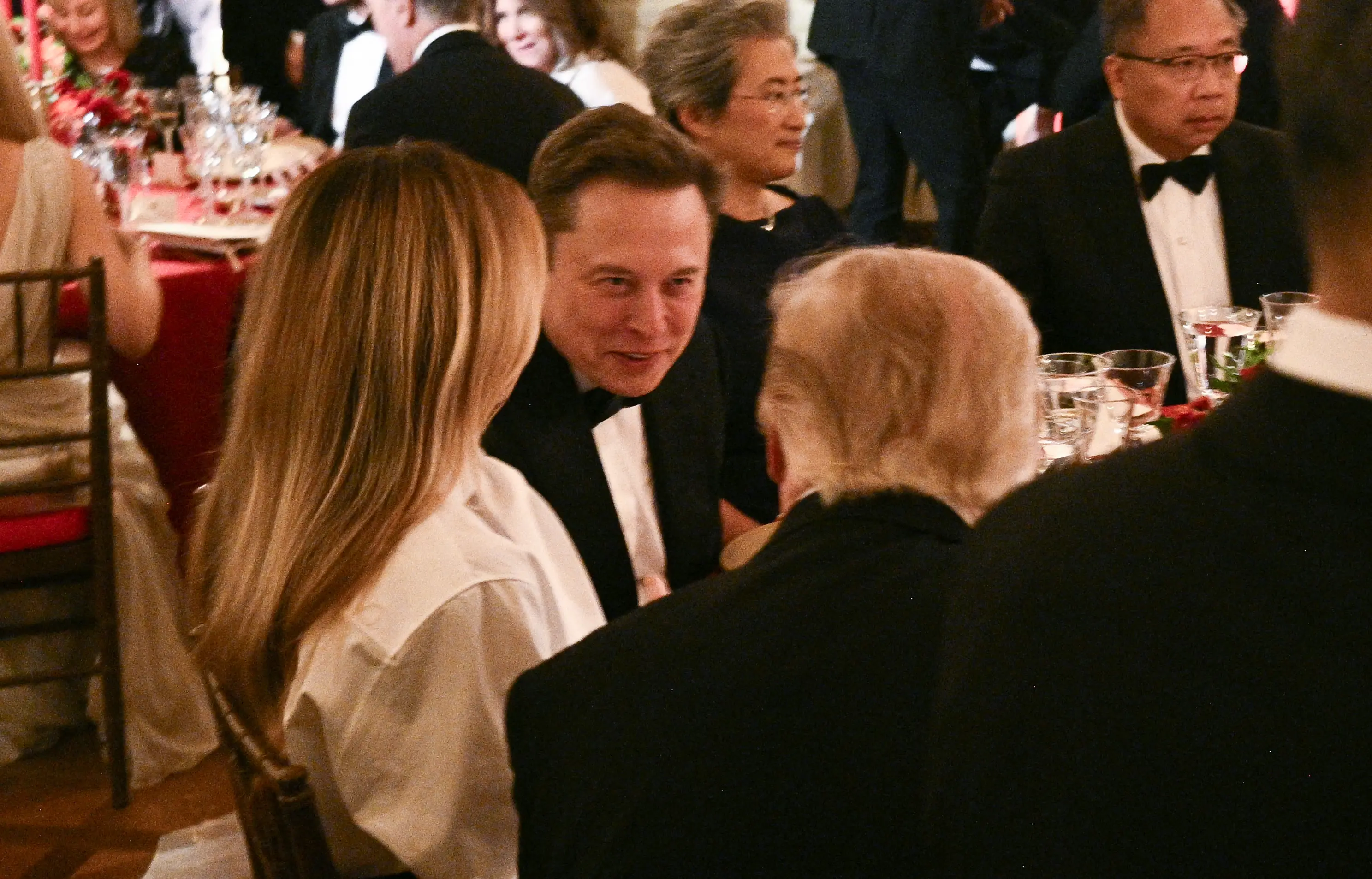Musk seen chatting with the US President at the state dinner (Brendan SMIALOWSKI / AFP via Getty Images)