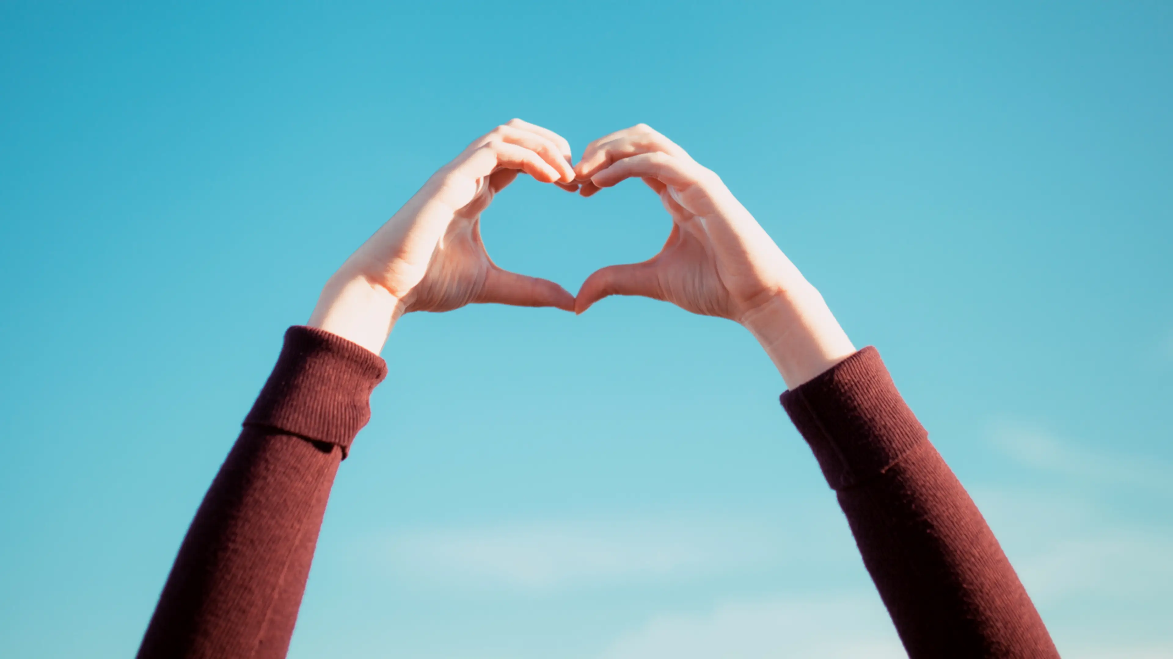 Simple hand gestures that tell you if someone is Gen Z or a Millennial