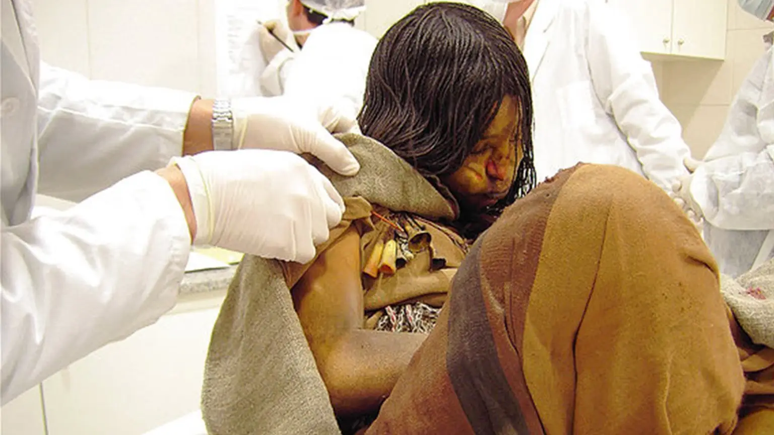 Scientists examine the mummified child (grooverpedro / wikimedia commons)
