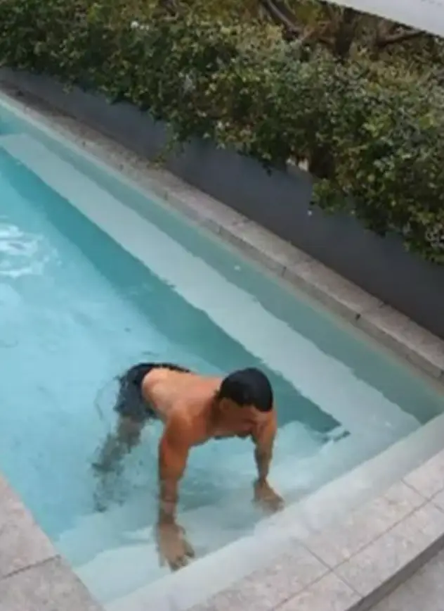 His pool stretches went viral (7NEWS)