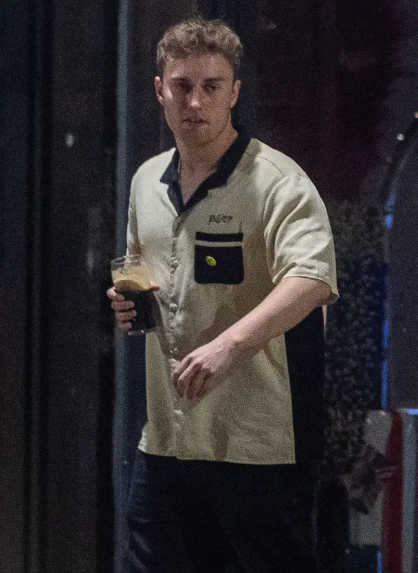 Sam Fender was spotted leaving the pub with a pint in hand. 