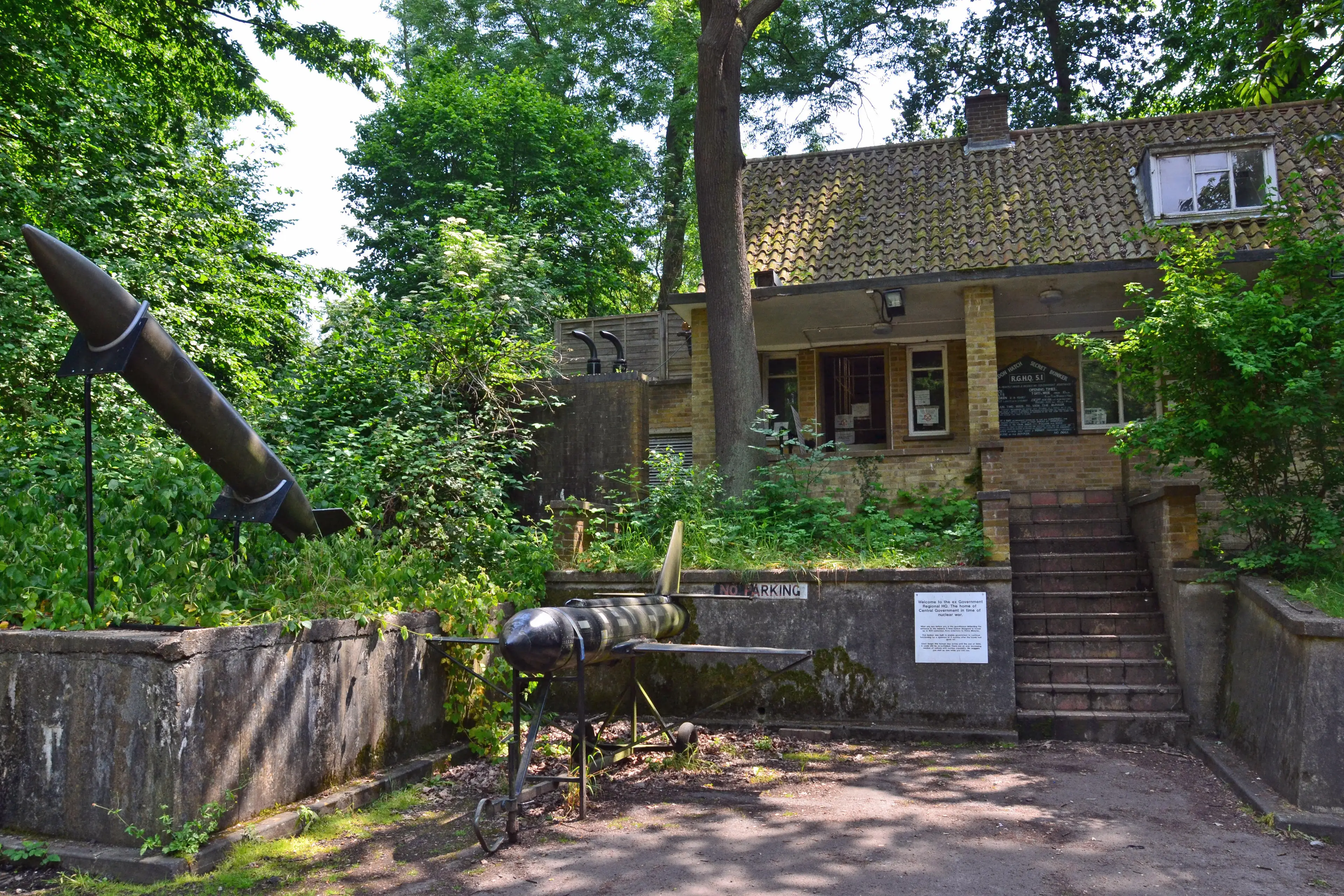 This bungalow hides a nuclear bunker built over 70 years ago, and you can even go inside it.
