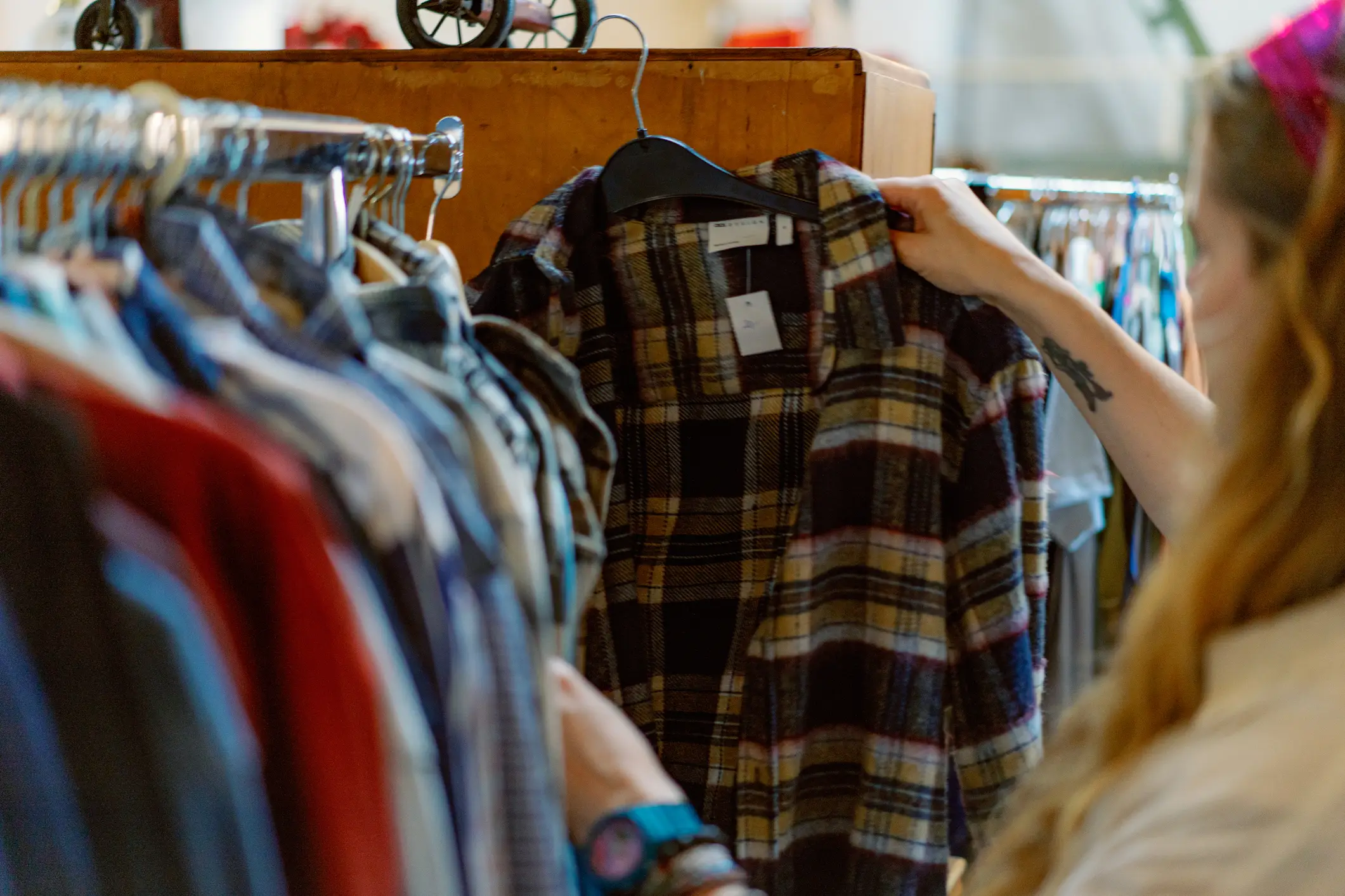 People have been urged to go to charity shops (Getty Images)