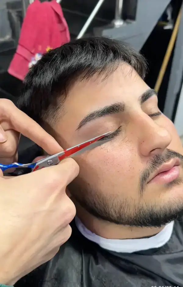 Some men can even be seen using scissors to trim their eyelashes (@ferhat.ceylan3 /TikTok)