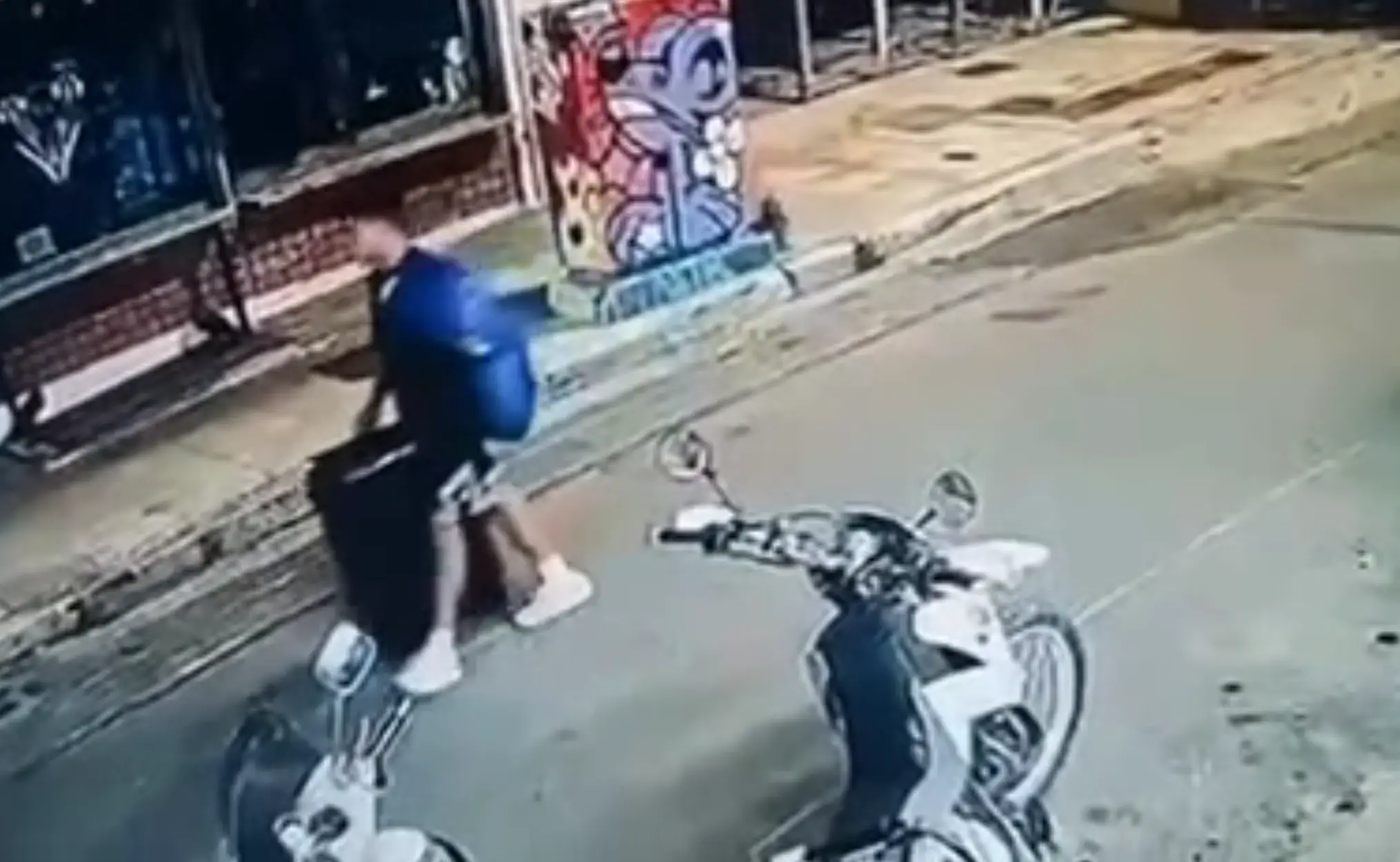 CCTV footage showing a suspect in the death of Elizabeth Jane Ross wheeling a suitcase through Athens (iefimerida)