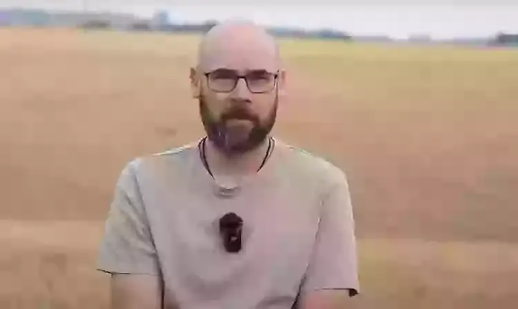 Australian man Fraser has been diagnosed with early-onset Alzheimer's (YouTube/@‌YoungerOnsetDementia)