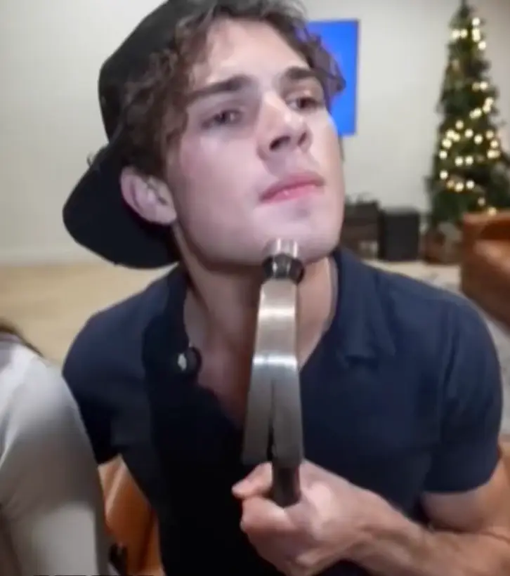 This is not going to make you better looking (Kick/Clavicular)