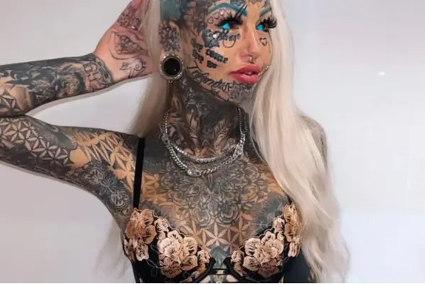 She even had her eyeballs tattooed (amber_luke666/Instagram)