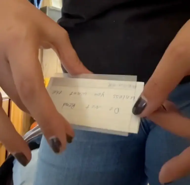 She had no idea what to think when stumbling upon the note (TikTok/isyabootay)