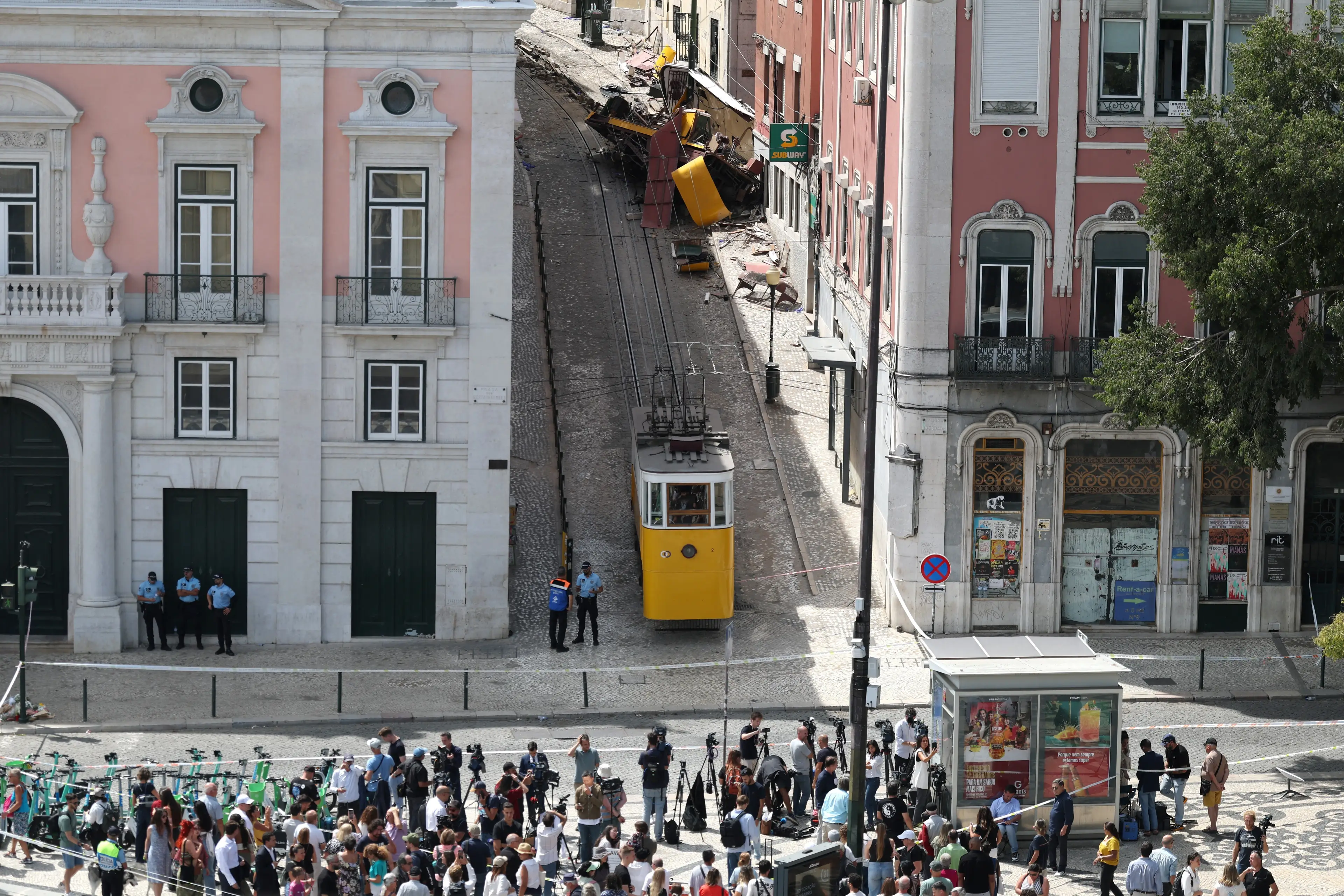 The tram's cable snapped prior to the crash (PATRICIA DE MELO MOREIRA/AFP via Getty Images)