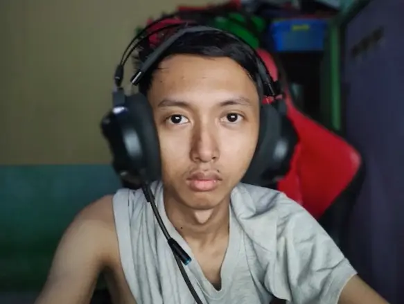 Ghozali took a photo of himself every day for five years.