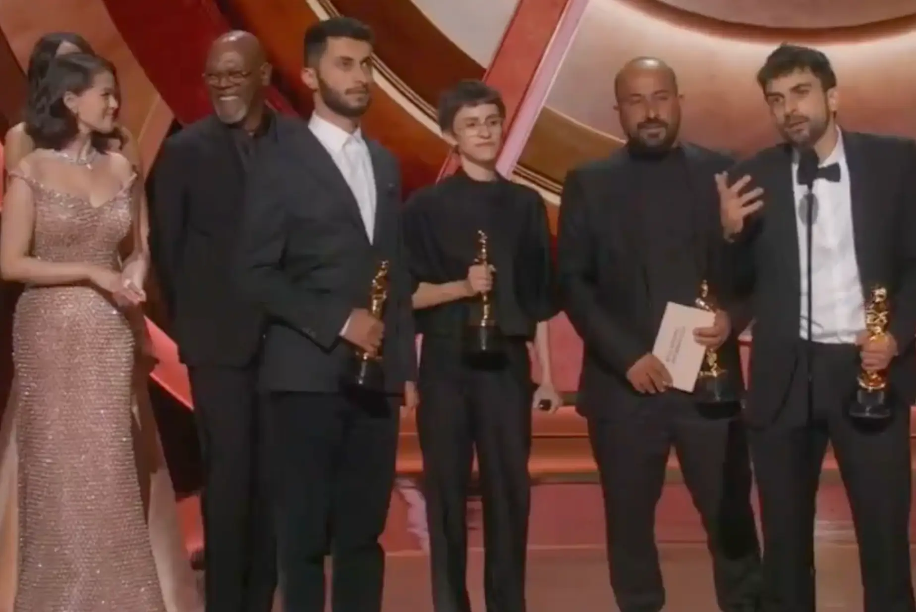 Some viewers may have noticed the celebrities having a chat in the background (ABC)