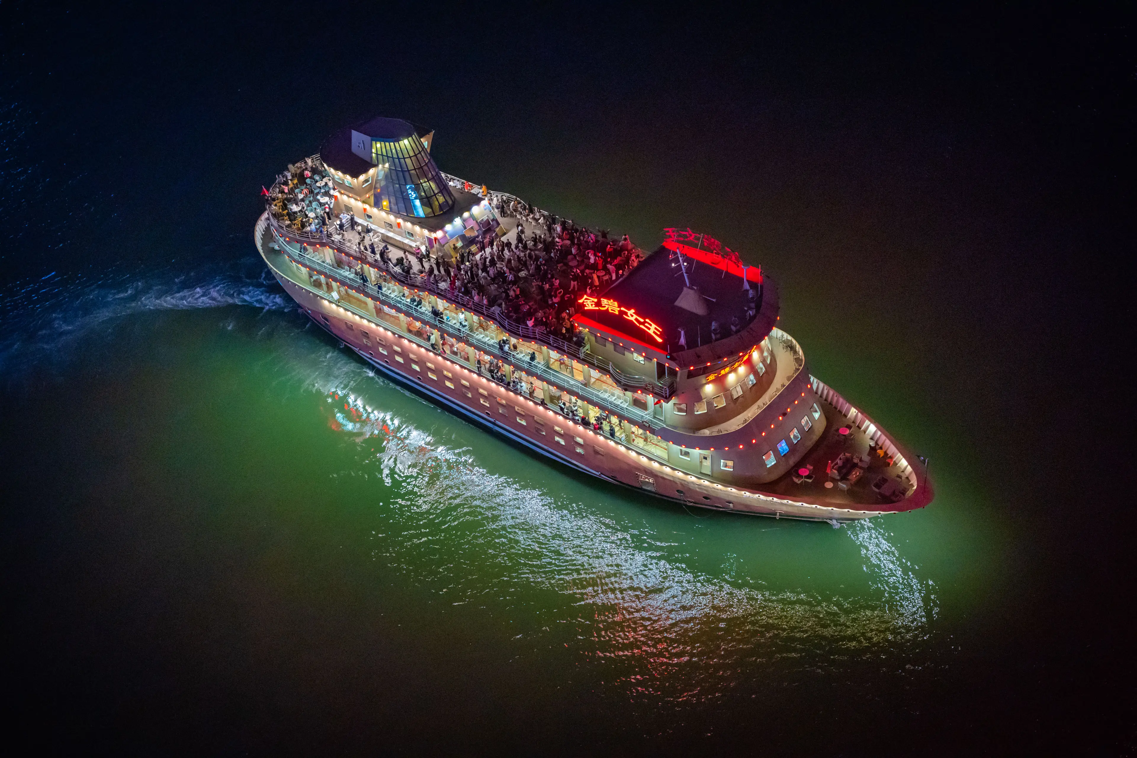 It can be so bright on board that you can't see anything else. (Costfoto/NurPhoto via Getty Images)