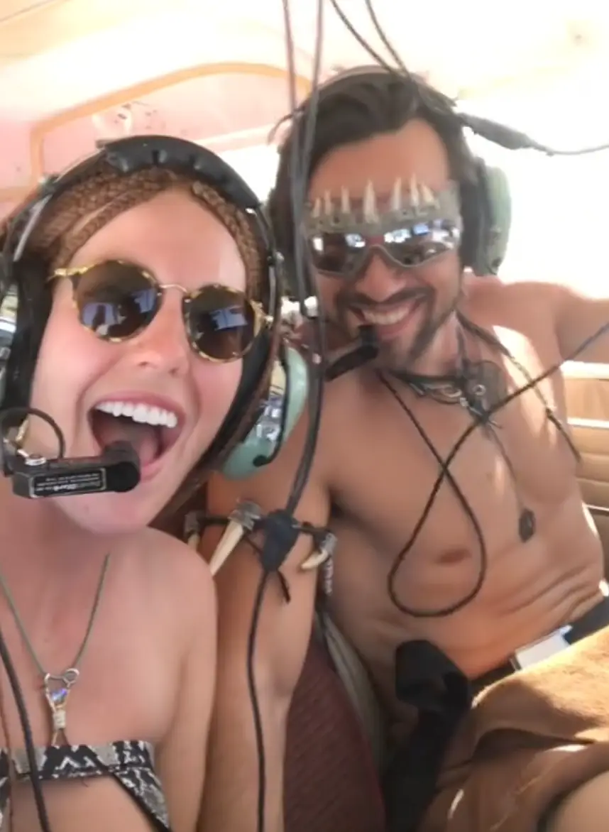 The couple were loving it in the air. (TikTok/@delaney.babe)