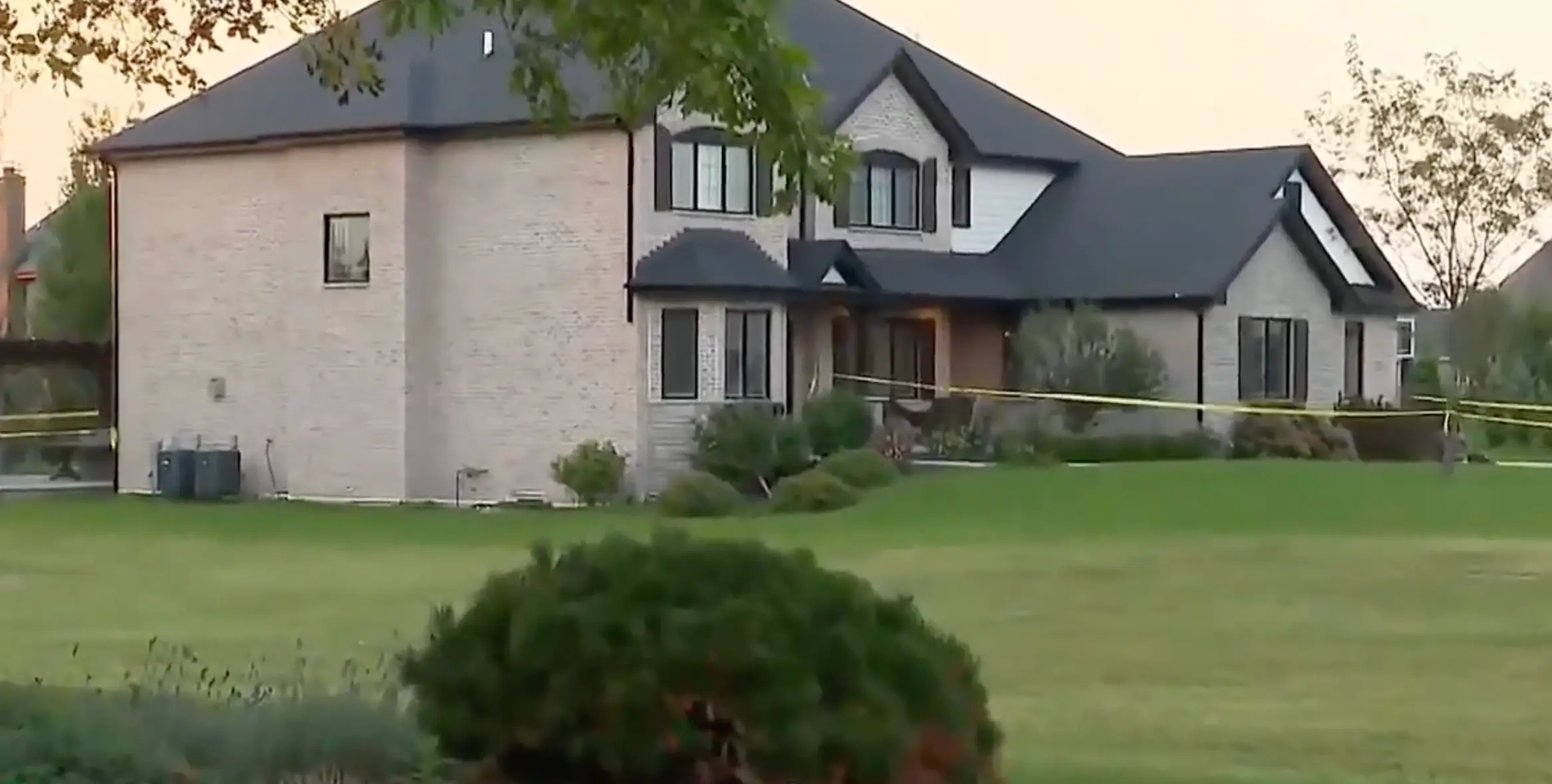 A house in Frankfort, Illinois, with police tape outside (NBC)