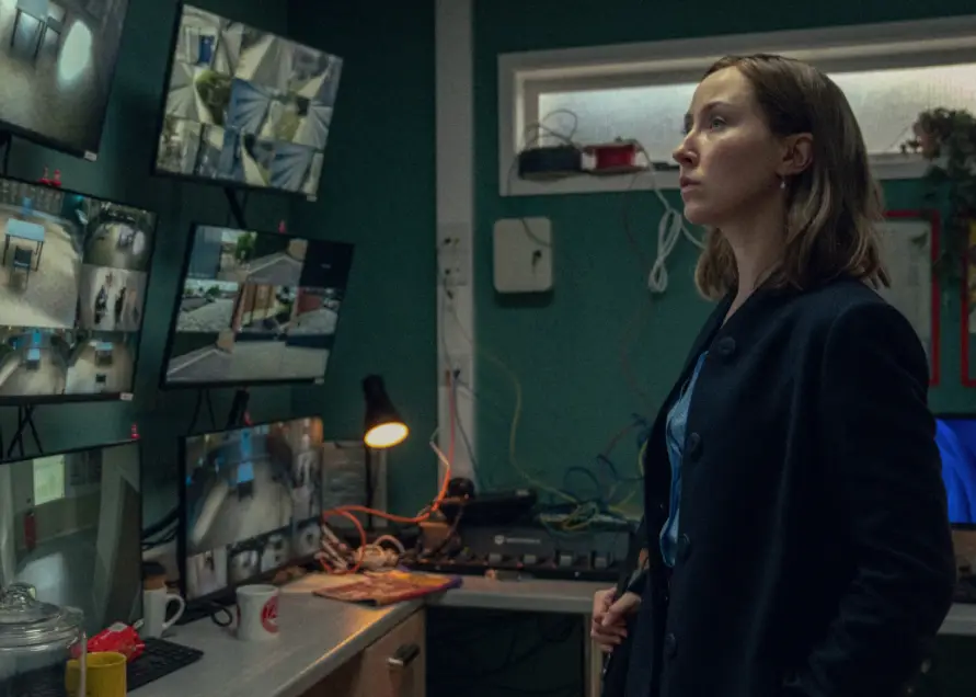 The way Jamie reacts when she leaves the room and returns says a lot about him (Netflix)