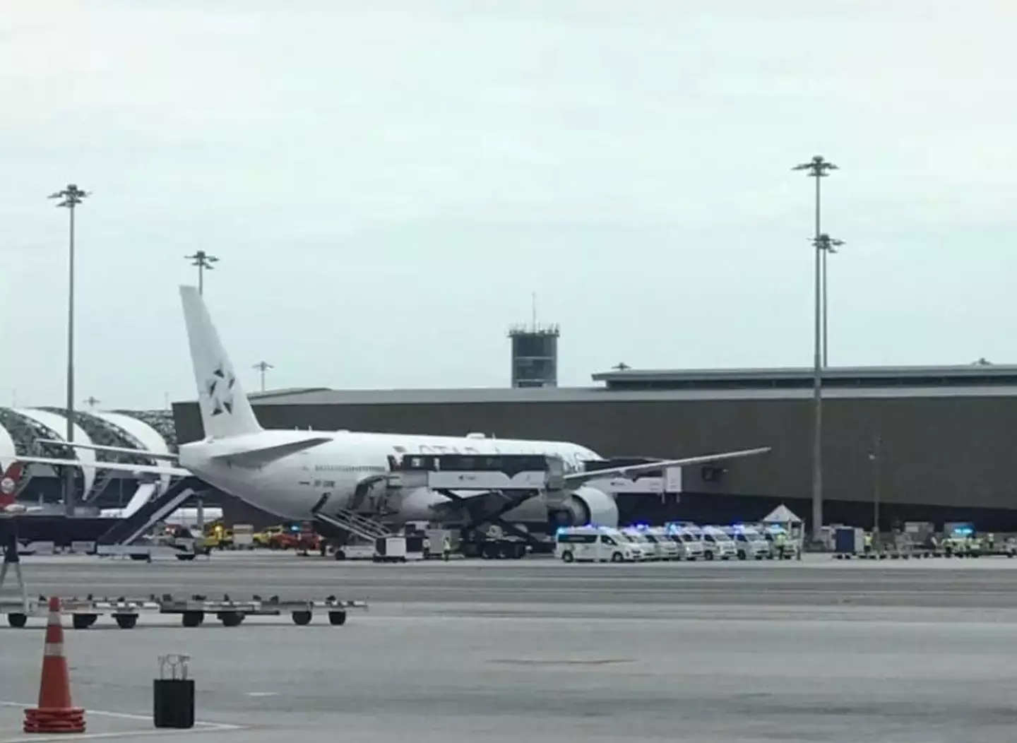 The plane made an emergency landing in Bangkok (X/@tinchok555)