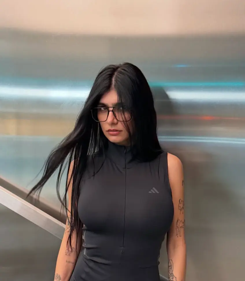 The Lebanese-American star was not really there. (miakhalifa/Instagram)