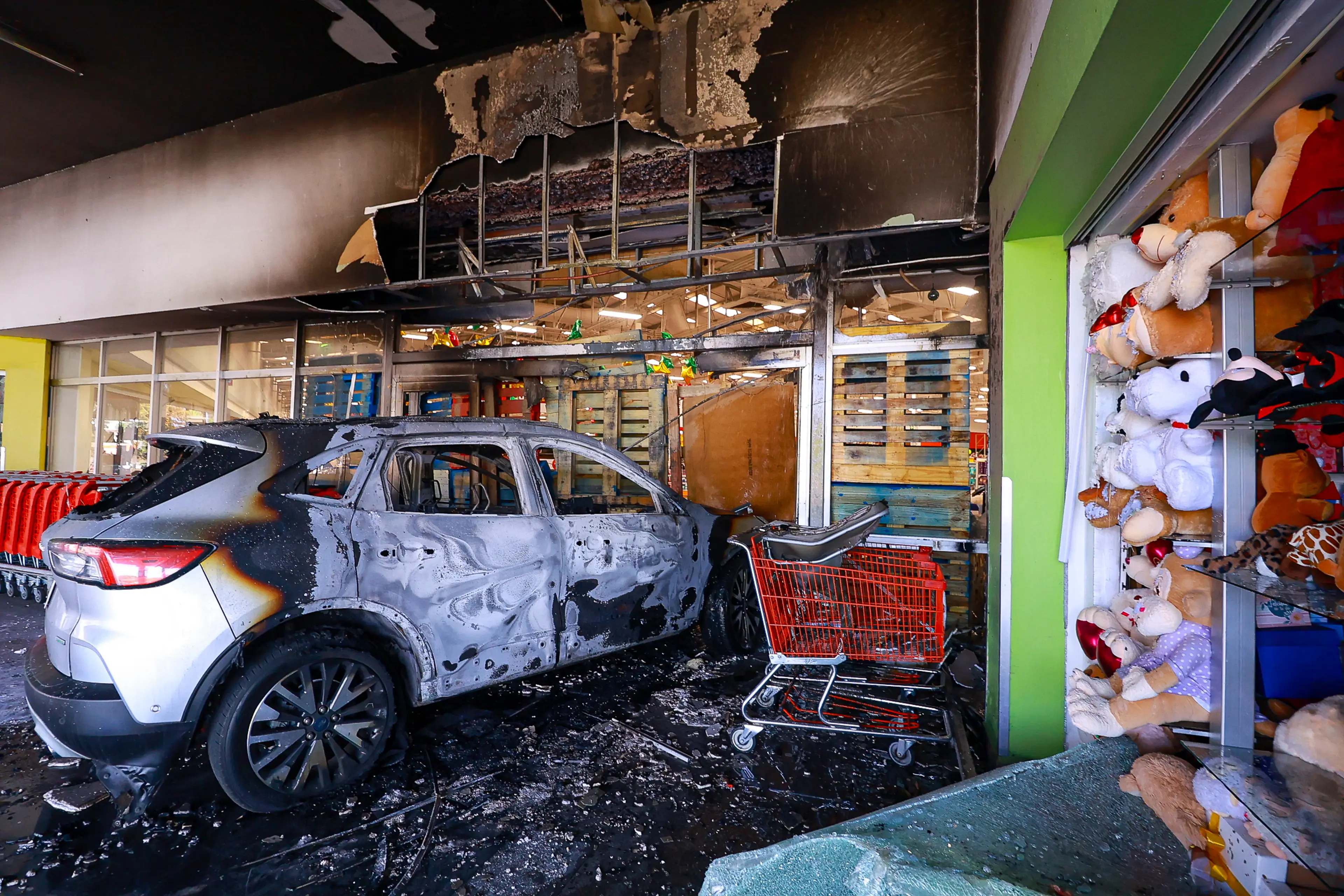 Vehicle burnings and road blockades took place as chaos erupted. ( Carlos Zepeda/Getty Images)